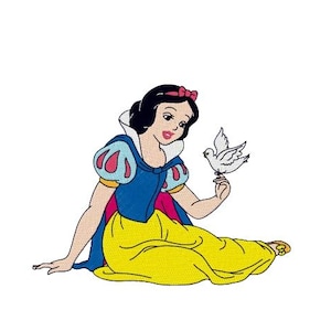 Può includere: Biancaneve, un personaggio dei cartoni animati, è seduta con le gambe incrociate e tiene un piccione bianco nella mano destra. Indossa una gonna gialla, un corpetto blu e un fiocco rosso nei capelli.