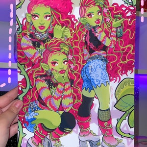 Peut inclure: Une illustration numérique d'une fille monstre verte avec des cheveux roses et une tenue verte et rose. Elle porte des chaussures à plateforme et a un serpent vert et rose enroulé autour de son bras. L'arrière-plan est blanc avec des vignes roses.