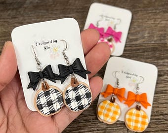 Pendientes de calabaza a cuadros con forma de galleta de azúcar y lazo de 1,5 pulgadas. Hechos a mano con arcilla polimérica y alambres de acero inoxidable. Múltiples opciones de color.