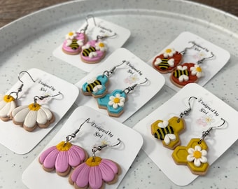 Pendientes de flor y abejorro de arcilla polimérica, joyas ligeras, un buen regalo para la primavera, bonitos pendientes de arcilla.
