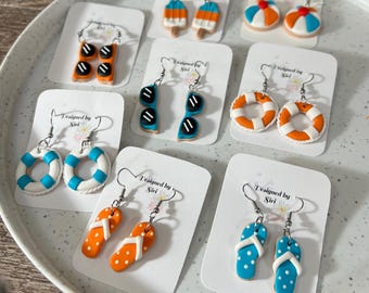 Pendientes colgantes de galleta de azúcar de playa de verano hechos de arcilla polimérica. Múltiples opciones de formas, por ejemplo, zapatillas, gafas de sol, salvavidas, pelota de playa, etc.