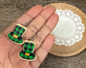 Pendientes colgantes del Día de San Patricio, hechos a mano en arcilla polimérica, con forma de sombrero a cuadros verdes y galletas de azúcar, de 2,5 cm, con gancho de acero inoxidable.