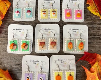 Pendientes de sellos postales de otoño con múltiples opciones de diseños, por ejemplo, hoja de arce, bellota, calabaza especiada, hongo, mini fantasma con calabaza, etc.