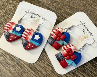 Pendientes colgantes patrióticos de patchwork de arcilla hechos a mano, una excelente manera de celebrar el 4 de julio y estar festivo, pendientes en forma de corazón rojo, blanco y azul.