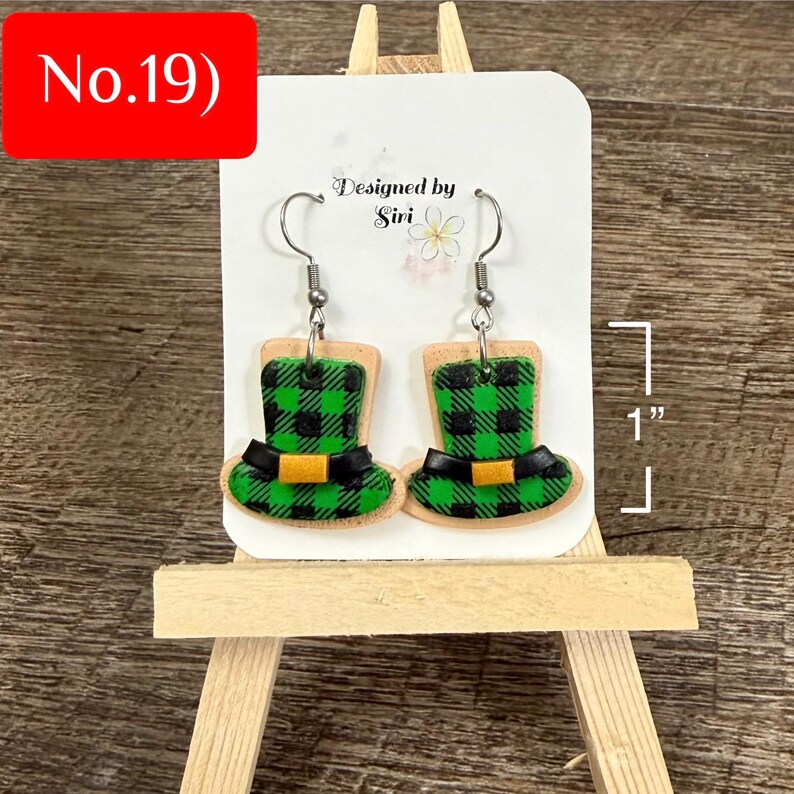 Örhängen i polymerlera, lyckobringande örhängen i grönrutigt shamrocks, kakörhängen, irländska gröna ombrehattar, muffinsörhängen No.19) Plaid Hat