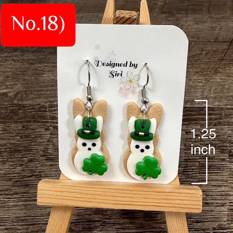 Örhängen i polymerlera, lyckobringande örhängen i grönrutigt shamrocks, kakörhängen, irländska gröna ombrehattar, muffinsörhängen No.18) Bunny