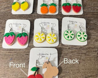 Pendientes de galleta de azúcar de verano con varias opciones de limón, lima, jerez, piña y fresa, hechos de arcilla polimérica de colores brillantes.