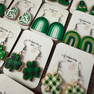 Örhängen i polymerlera, lyckobringande örhängen i grönrutigt shamrocks, kakörhängen, irländska gröna ombrehattar, muffinsörhängen bild 3