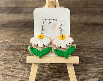 Pendientes colgantes de margarita blanca y hoja verde de 1,25 pulgadas, hechos a mano con arcilla polimérica y galletas de azúcar, alambres de acero inoxidable, ideales para primavera y verano.
