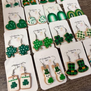 Örhängen i polymerlera, lyckobringande örhängen i grönrutigt shamrocks, kakörhängen, irländska gröna ombrehattar, muffinsörhängen bild 2