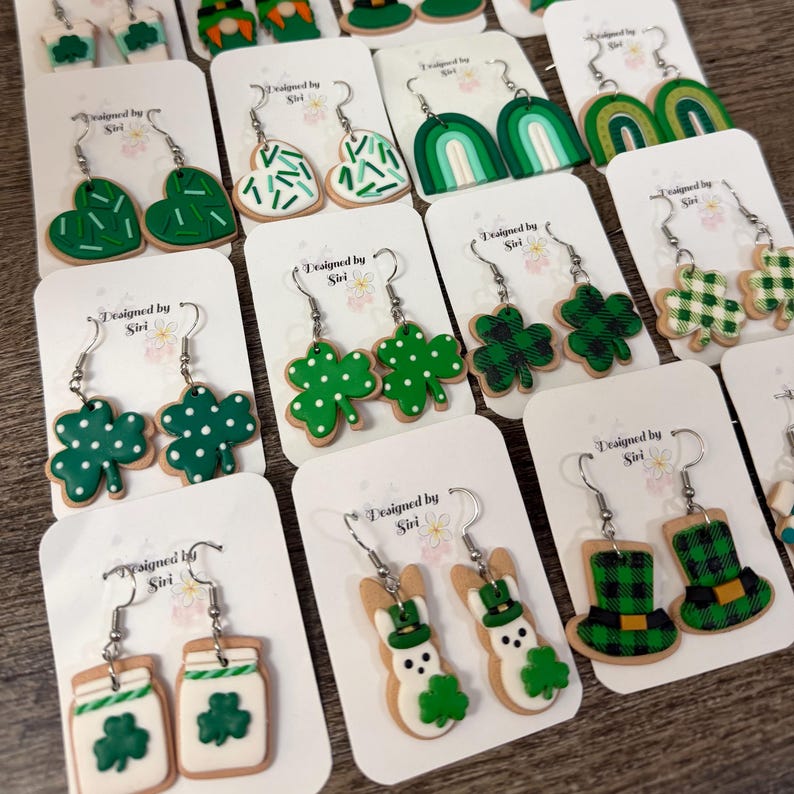 Örhängen i polymerlera, lyckobringande örhängen i grönrutigt shamrocks, kakörhängen, irländska gröna ombrehattar, muffinsörhängen bild 2