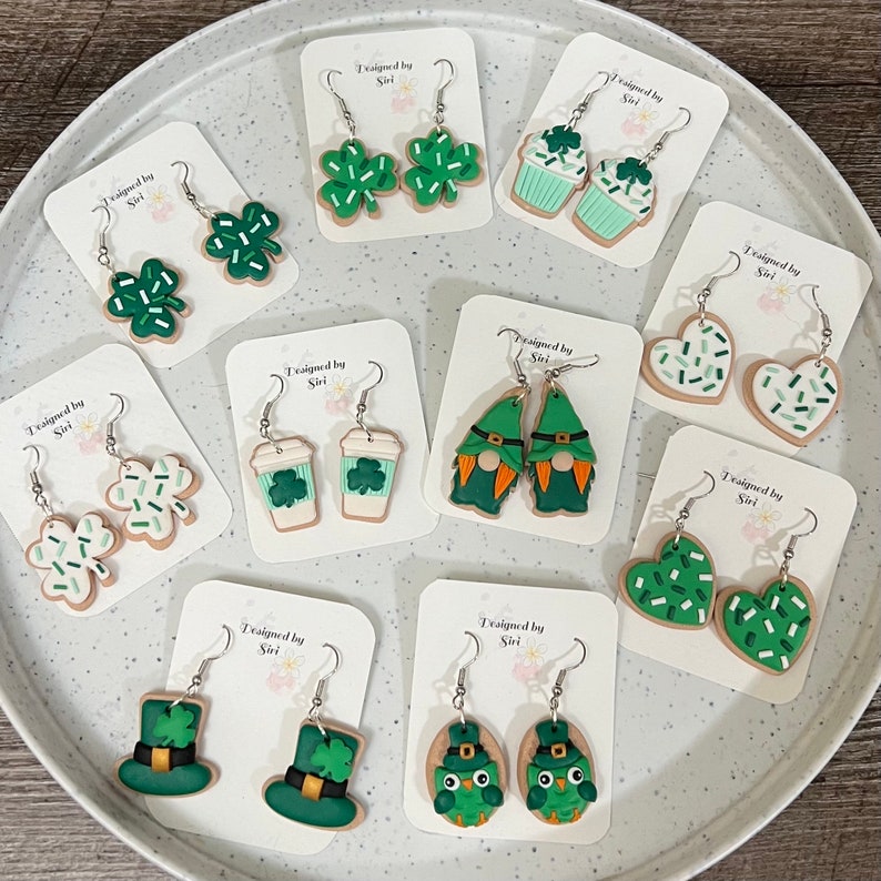 Örhängen i polymerlera, lyckobringande örhängen i grönrutigt shamrocks, kakörhängen, irländska gröna ombrehattar, muffinsörhängen bild 4