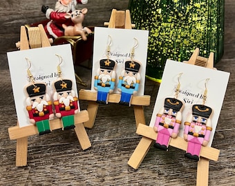 Orecchini Schiaccianoci in pasta polimerica, orecchini a forma di biscotto di zucchero con filo a forma di amo da pesca, gioielli fatti a mano, orecchini natalizi in pasta, lunghi 1,75" rosa blu rosso