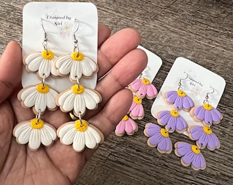 Pendientes de margaritas triples con flores de primavera de 2,5 pulgadas de largo, colgantes de galletas de azúcar con flores blancas hechos de arcilla polimérica con alambres de acero inoxidable.