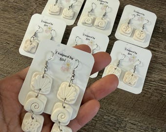 Pendientes colgantes con diseño de conchas marinas y temática playera, súper ligeros, color blanco marfil con ganchos de alambre de acero inoxidable, pendientes blancos de verano para la playa.