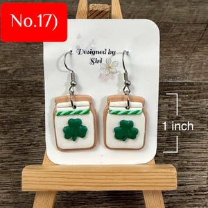 Örhängen i polymerlera, lyckobringande örhängen i grönrutigt shamrocks, kakörhängen, irländska gröna ombrehattar, muffinsörhängen No.17) Lucky Jar