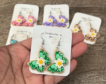 Pendientes de mariposa con diseño de galleta de azúcar de arcilla polimérica, de 1 pulgada de diámetro, con ganchos de acero inoxidable, múltiples opciones de colores brillantes.
