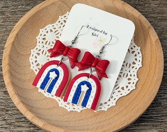 Pendientes colgantes patrióticos hechos a mano de 5 cm de largo, una excelente manera de celebrar el 4 de julio y lucir festivos. Pendientes rojos, blancos y azules con lazo.