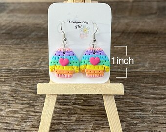 Pendientes de suéter feos de arcoíris pastel de 1 pulgada de largo hechos de arcilla polimérica y alambres de anzuelo de acero inoxidable, joyería hecha a mano con forma de suéter de corazón rosa.