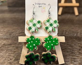 Örhängen med St. Patrick's Day-motiv, gröna rutiga klöverörhängen, gröna sockerkakörhängen gjorda av polymerlera i rostfritt stål med fiskkroktrådar