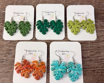 Pendientes tropicales de hoja de monstera hechos de arcilla polimérica, súper ligeros, con ganchos de acero inoxidable. Disponibles en varios colores.
