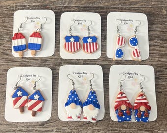 Pendientes patrióticos divertidos hechos de arcilla polimérica, joyería hecha a mano, súper ligera y de colores vibrantes. Una forma divertida y linda de celebrar el 4 de julio juntos.