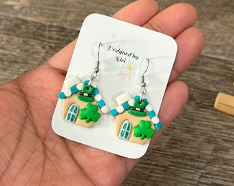 Pendientes de regalo para el Día de San Patricio con forma de casa de jengibre. Joyas verdes colgantes hechas a mano con alambre de acero inoxidable tipo anzuelo.