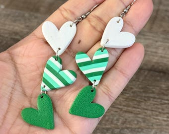 Pendientes de corazón verde de la suerte para el Día de San Patricio, diseño a rayas, inspirados en el trébol, joyería ligera de arcilla hecha a mano con alambres de acero inoxidable.