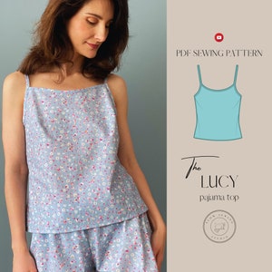 以下が含まれることがあります： Pillow Sewing Studioによる「The Lucy Pajama Top」という名前のノースリーブパジャマトップのPDF縫製パターン。パターンは、花柄の青いトップを示しています。
