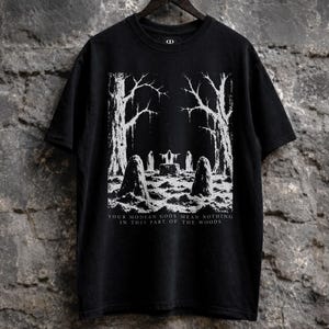 Camiseta "Tus dioses modernos no significan nada" - Terror folclórico, rituales del bosque, camiseta gráfica ocultista