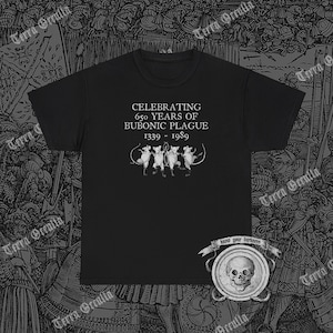 Puede incluir: Camiseta negra con texto blanco que dice "Celebrating 650 Years of Bubonic Plague 1339 - 1989". La camiseta presenta un gr&aacute;fico de cinco ratas bailando. El texto "Know your darkness" est&aacute; impreso debajo del gr&aacute;fico.