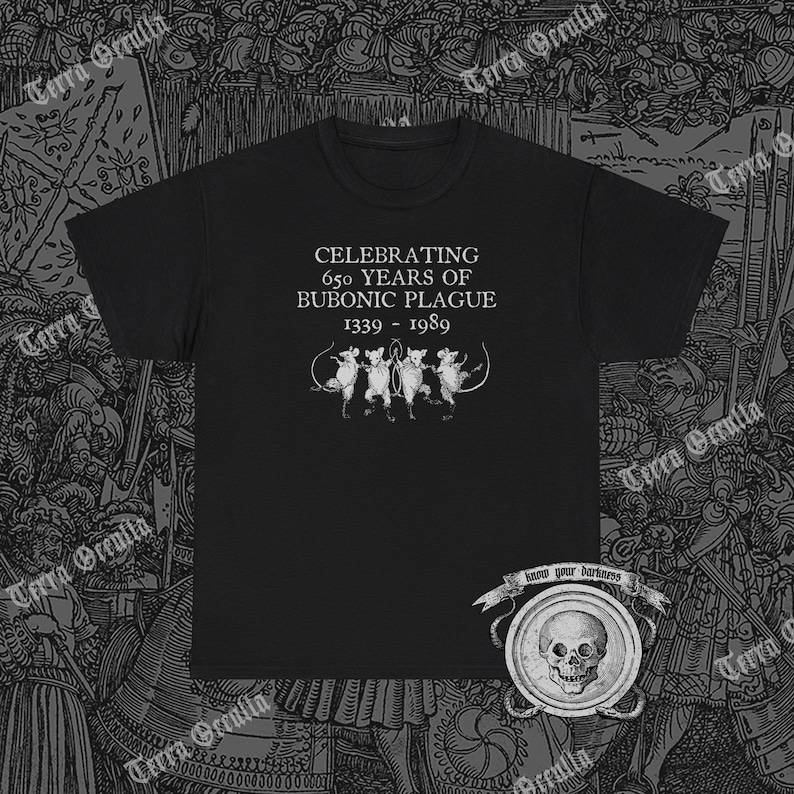 Puede incluir: Camiseta negra con texto blanco que dice "Celebrating 650 Years of Bubonic Plague 1339 - 1989". La camiseta presenta un gr&aacute;fico de cinco ratas bailando. El texto "Know your darkness" est&aacute; impreso debajo del gr&aacute;fico.