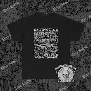 Op de afbeelding: Zwart T-shirt met een witte grafische print van een skeletachtige dierenillustratie. De grafiek heeft de titel "Extinction: The era of man Anthropocene". De tekst "Know your darkness" is onder de grafiek gedrukt.