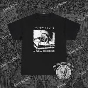 Puede incluir: Camiseta negra con un gráfico blanco de un insecto en una cama con el texto "Every day is a new horror" y el texto "Know your darkness" debajo del gráfico.