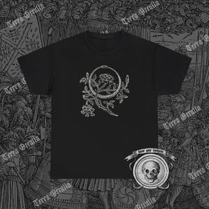 Könnte beinhalten: Schwarzes T-Shirt mit einem weißen Grafikdruck eines Schlangens, der sich um eine Rose windet. Der Text "know your darkness" ist auf einem Banner unter dem Grafikdruck aufgedruckt.