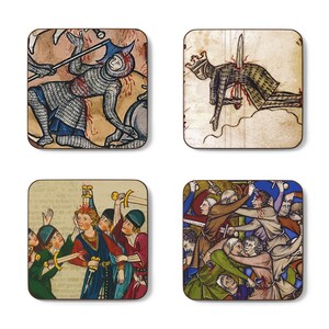 Puede incluir: Conjunto de cuatro posavasos con ilustraciones medievales de escenas violentas. Los posavasos representan escenas de caballeros apu&ntilde;alados y un grupo de personas luchando con espadas. Las ilustraciones son de estilo vintage con colores apagados.