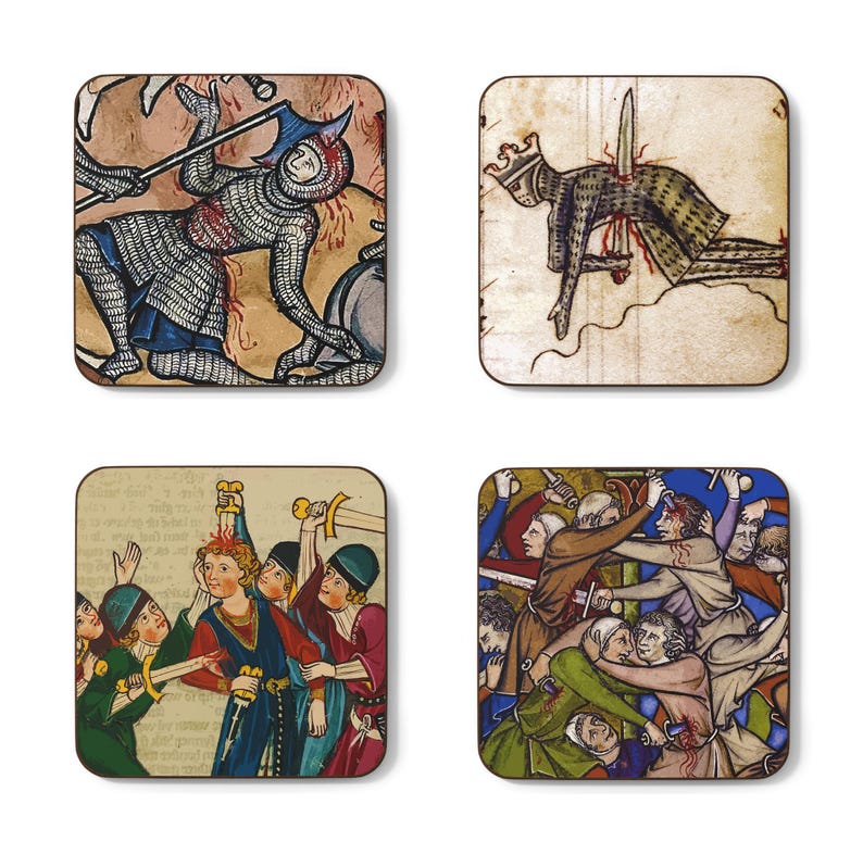 Puede incluir: Conjunto de cuatro posavasos con ilustraciones medievales de escenas violentas. Los posavasos representan escenas de caballeros apu&ntilde;alados y un grupo de personas luchando con espadas. Las ilustraciones son de estilo vintage con colores apagados.