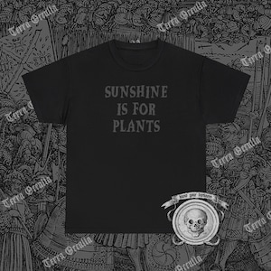 「Sunshine is for Plants」Tシャツ、ブラックオンブラックシャツ、ファニーダークシャツ、ゴシックTシャツ、ゴスユーモアシャツ、エッジの効いたエモTシャツ、オルタナティブクロージング