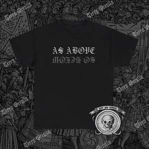 Op de afbeelding: Zwart T-shirt met de tekst "AS ABOVE SO BELOW" in gotische letter. Het shirt heeft ook een kleine afbeelding van een schedel met de tekst "Know your darkness" erboven.