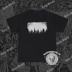 Puede incluir: Camiseta negra con una silueta blanca de un bosque con el texto "Know your darkness" impreso debajo de la imagen.