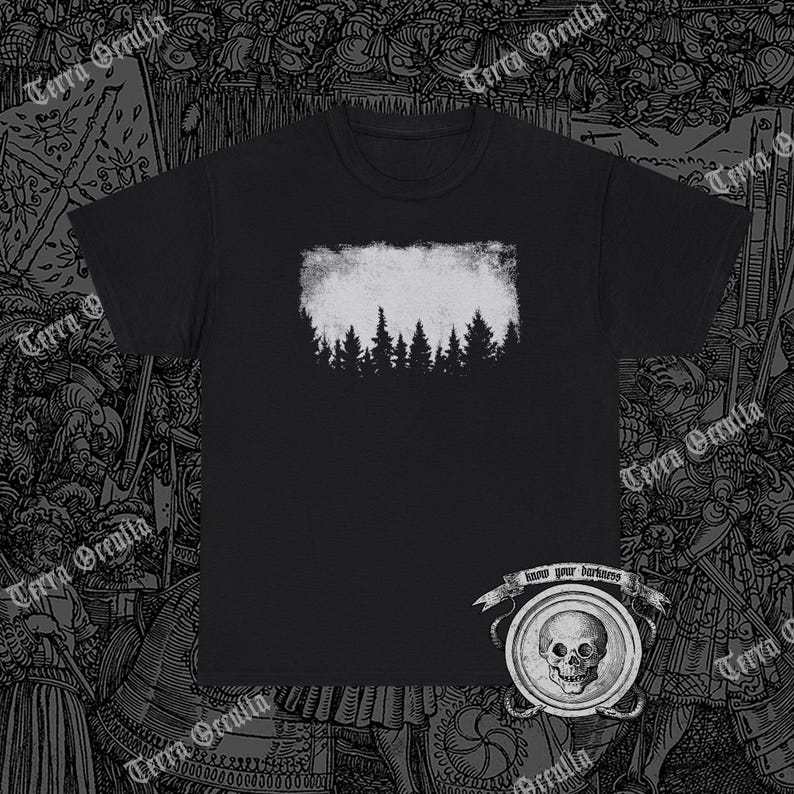 Puede incluir: Camiseta negra con una silueta blanca de un bosque con el texto "Know your darkness" impreso debajo de la imagen.