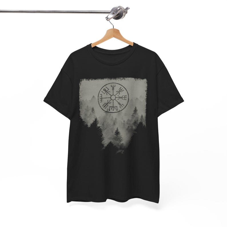 Może przedstawiać: Czarny T-shirt z szarym akwarelowym wzorem lasu z kompasem w środku. Kompas ma runy wok&oacute;ł krawędzi.