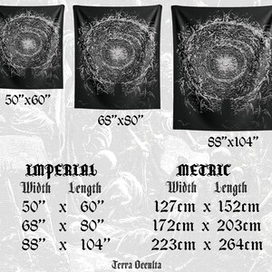 Pu&ograve; includere: Tre arazzi rettangolari con un'illustrazione in bianco e nero di un vortice circolare. Disponibili nelle misure 127 cm per 152 cm, 172 cm per 203 cm e 223 cm per 264 cm. Il testo Terra Occulta &egrave; stampato nella parte inferiore dell'immagine.
