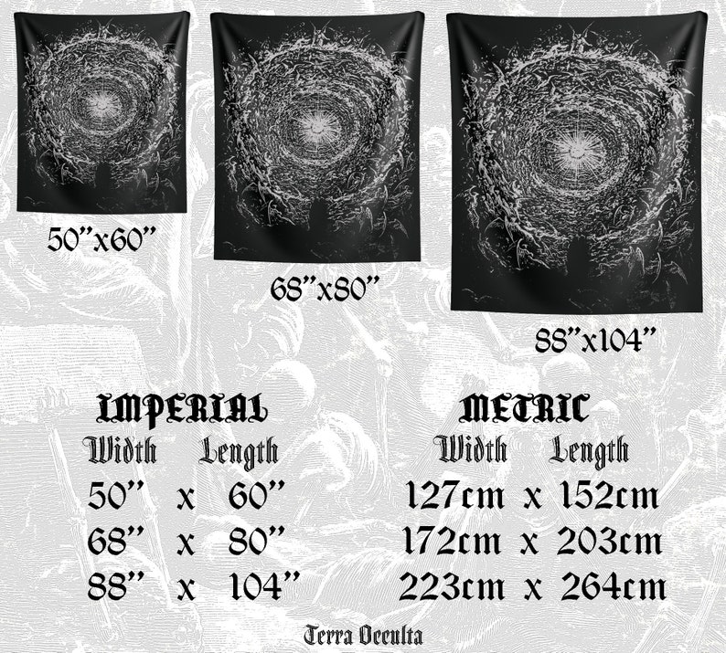 Pu&ograve; includere: Tre arazzi rettangolari con un'illustrazione in bianco e nero di un vortice circolare. Disponibili nelle misure 127 cm per 152 cm, 172 cm per 203 cm e 223 cm per 264 cm. Il testo Terra Occulta &egrave; stampato nella parte inferiore dell'immagine.