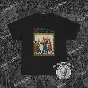 Puede incluir: Camiseta negra con una ilustración vintage de personas con ropa medieval. La ilustración está enmarcada en un borde verde e incluye el texto "Time heals everything". La parte inferior de la camiseta presenta un gráfico de calavera con el texto "Know your darkness".