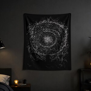 Pu&ograve; includere: Un arazzo da parete rettangolare con sfondo nero e una dettagliata stampa grafica bianca. Il design raffigura una fonte di luce centrale radiante circondata da motivi vorticosi, astratti e organici che ricordano un vortice.