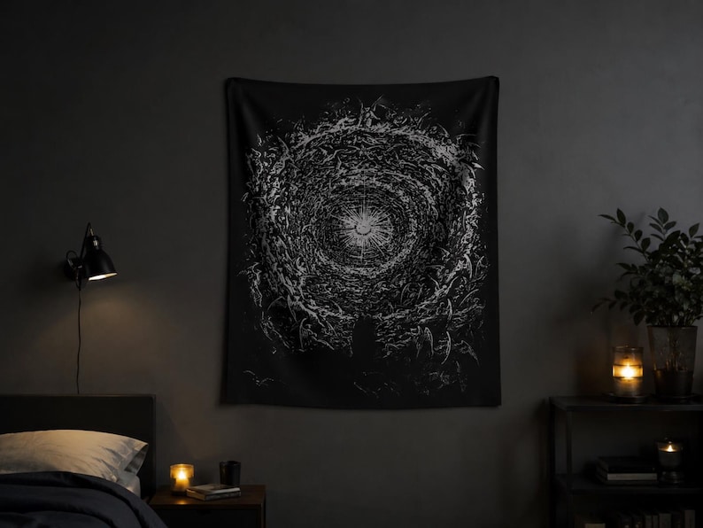 Pu&ograve; includere: Un arazzo da parete rettangolare con sfondo nero e una dettagliata stampa grafica bianca. Il design raffigura una fonte di luce centrale radiante circondata da motivi vorticosi, astratti e organici che ricordano un vortice.