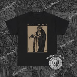 Peut inclure: T-shirt noir avec une illustration vintage d'une femme tenant une tête. Le texte "SALOME" est imprimé au-dessus de l'illustration. Le texte "know your darkness" est imprimé en dessous de l'illustration.