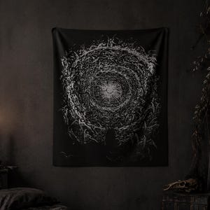 Pu&ograve; includere: Un arazzo da parete rettangolare nero con una dettagliata stampa grafica bianca che raffigura un effetto vortice o tunnel. Il design si irradia da un punto centrale luminoso, circondato da motivi intricati e caotici di forme organiche astratte.