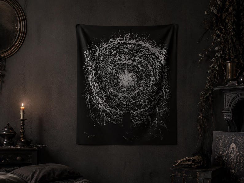 Pu&ograve; includere: Un arazzo da parete rettangolare nero con una dettagliata stampa grafica bianca che raffigura un effetto vortice o tunnel. Il design si irradia da un punto centrale luminoso, circondato da motivi intricati e caotici di forme organiche astratte.